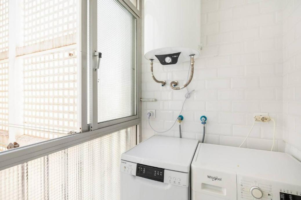 Apartamento Amplio Con 4 Habitaciones Y 2 Banos - Great Apartment With 4 Rooms - 2 Baths Sevilla Exteriör bild