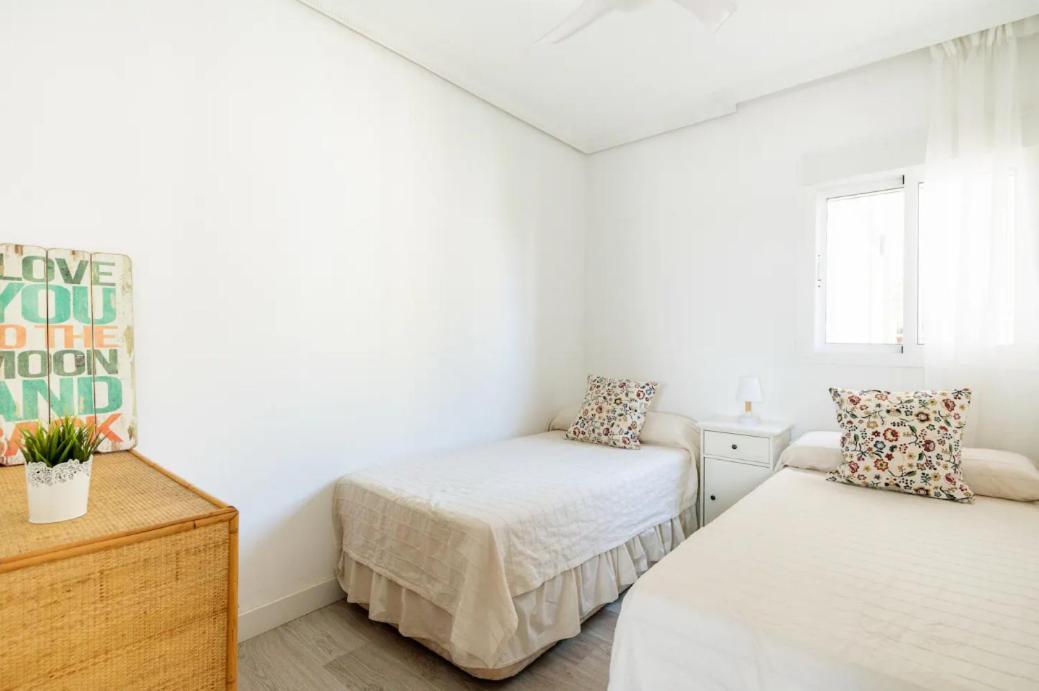 Apartamento Amplio Con 4 Habitaciones Y 2 Banos - Great Apartment With 4 Rooms - 2 Baths Sevilla Exteriör bild